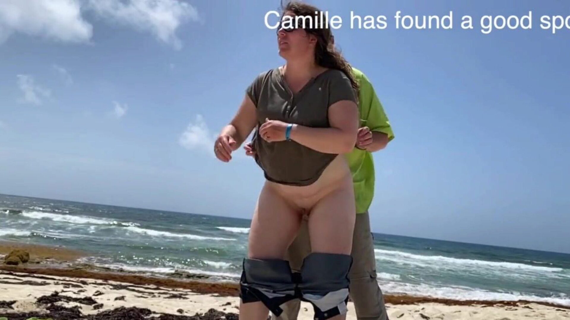 camille nézte, ahogy púpos a tengerparton. A camille értékes helyet talált, és néhány ember zajos volt, így mindenki figyelni fog