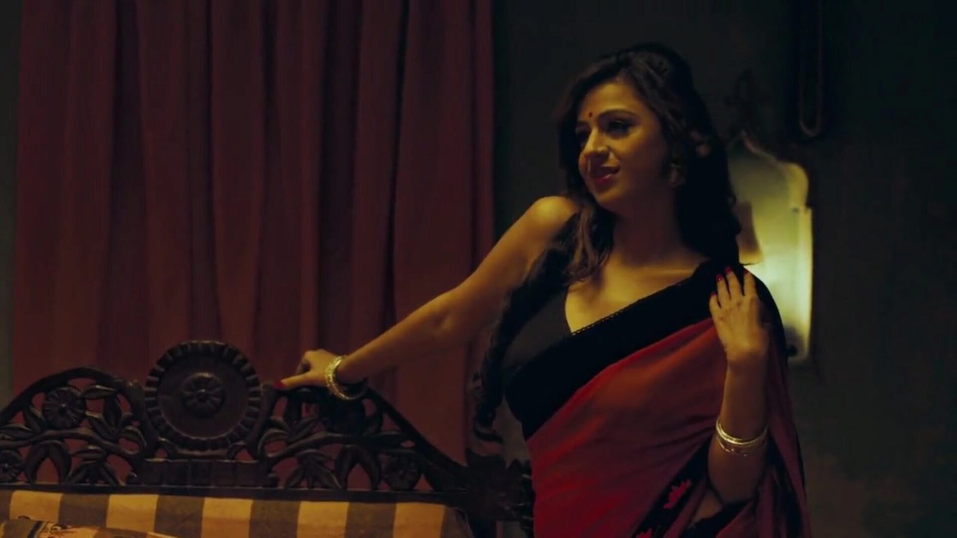 индийская актриса кениша авастхи занимается сексом с пандитом джи за наличные. Кениша в роли актрисы бинду, занимающейся платным сексом за дополнительные деньги с индусским пандитом джи, после того, как эта красотка повысила индийского политика. пандит джи разорвет ее стойку, она громко стонет и говорит пандит джи аарам се карийе.