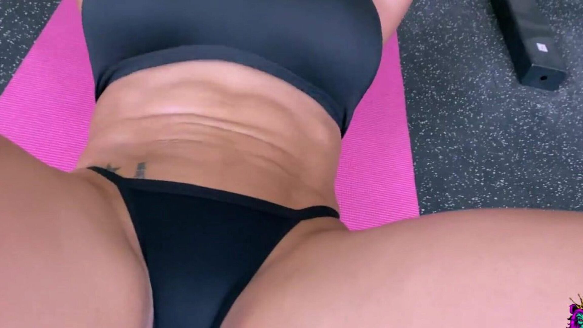 امرأة سمراء كبيرة الثدي يحصل على اللعنة الشرج مكثفة في صالة الألعاب الرياضية بعد التمرين الأساسي