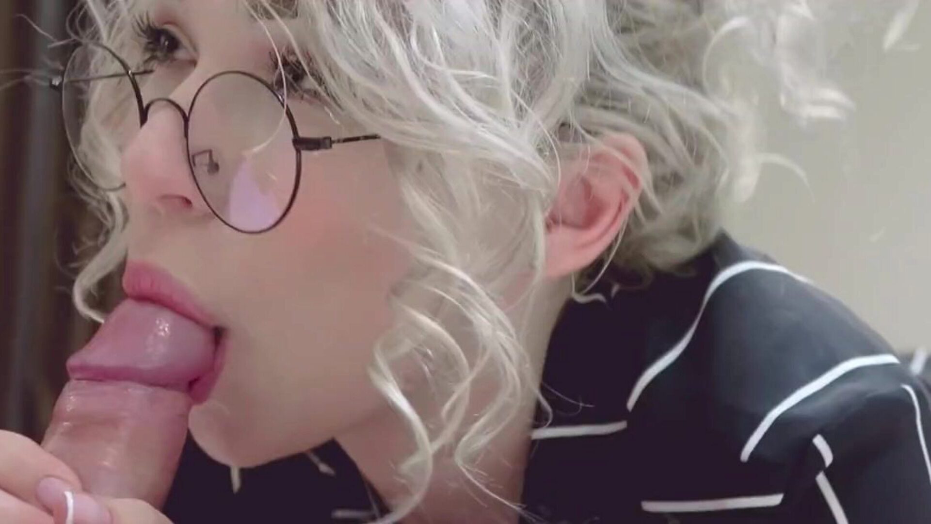 drsné nedbalý deepthroat nerdy blond teen v brýlích