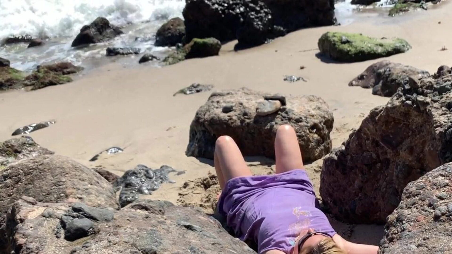 сладострасна плавуша како се сунча гола на плажи копулира пролазника секси плавуша која пумпа на плажи ухваћена у камеру