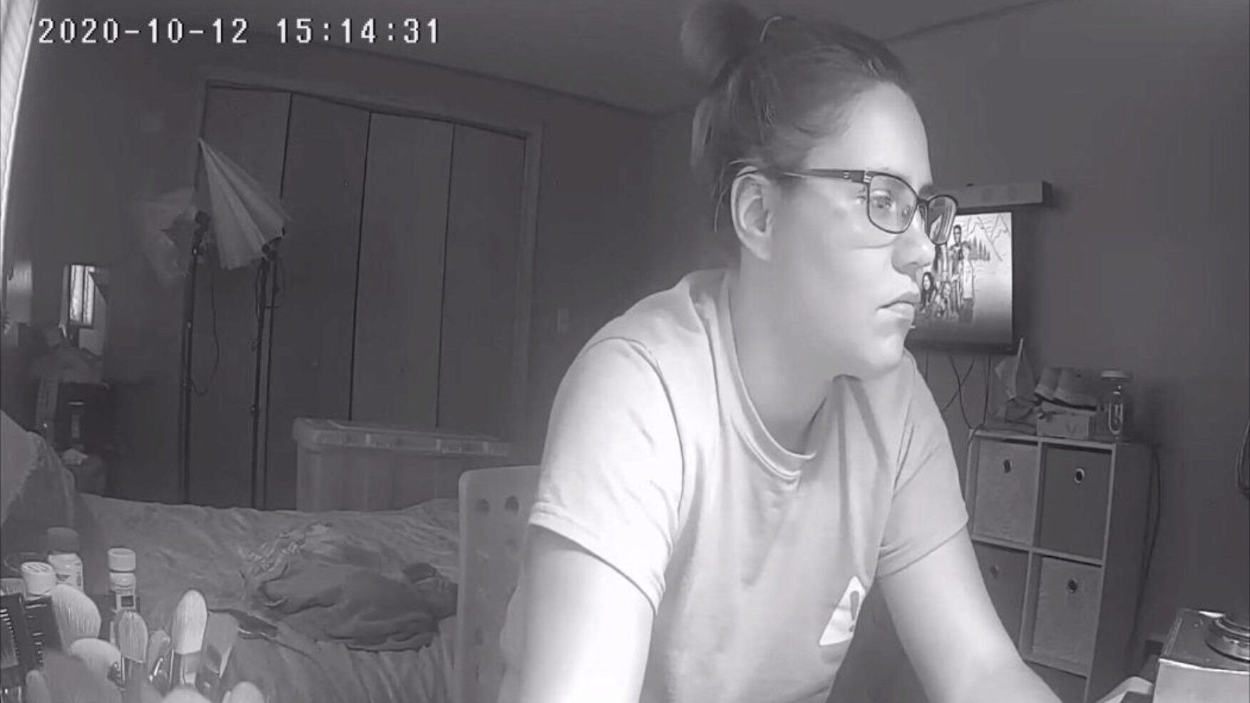 adolescente sacana pula o dever de casa para se masturbar na câmera escondida de pornografia