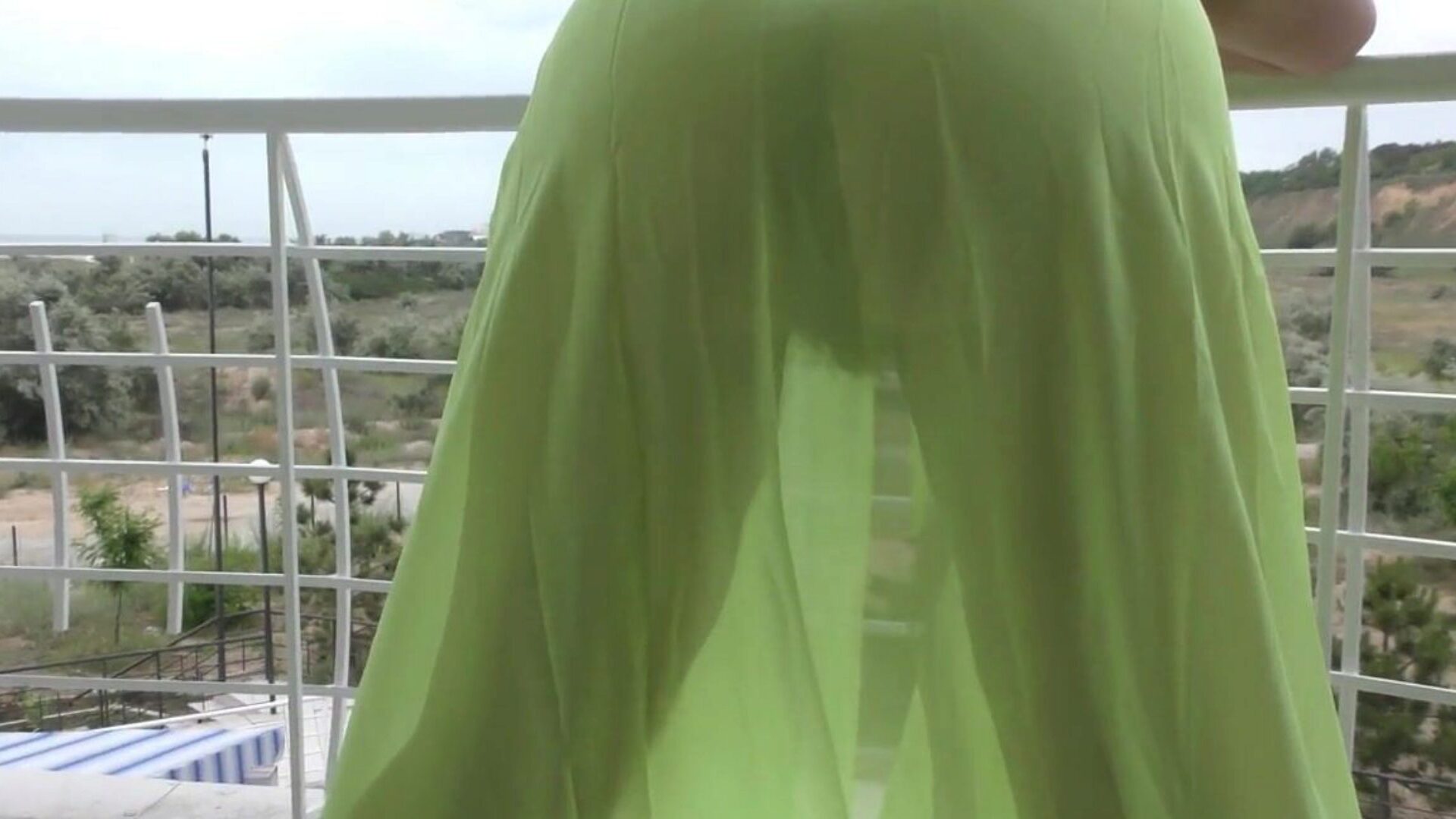 волосатая старуха показывает на балконе волосатая старик в полупрозрачном костюме на балконе